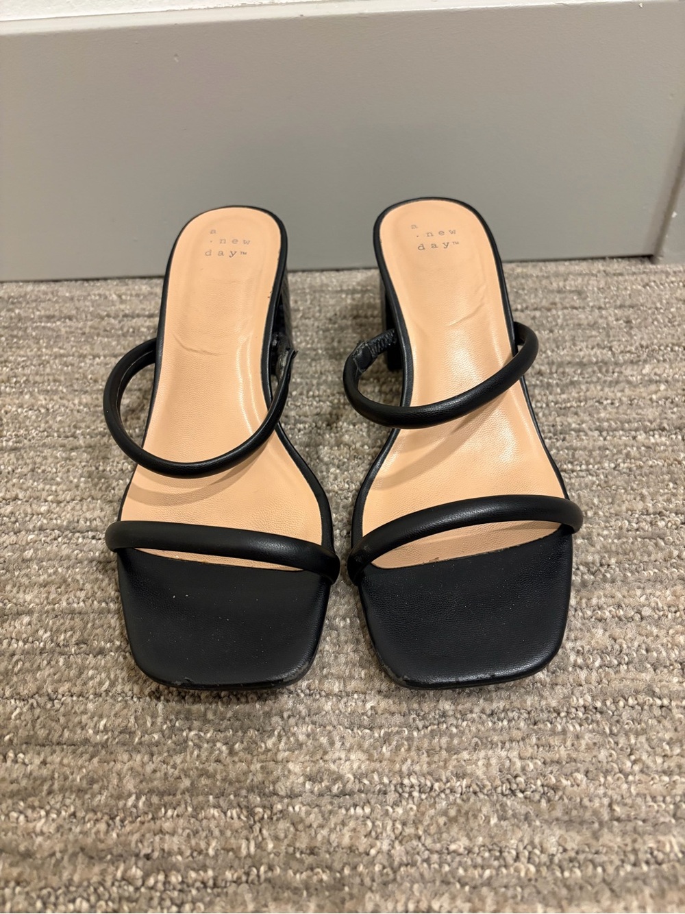 Black strappy block heel sandal size 7